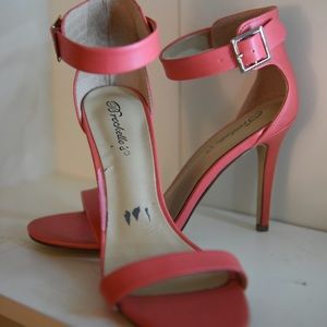 Strap sandals